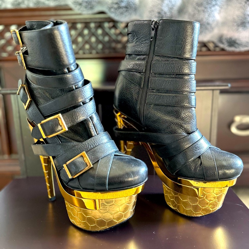 RARE Versace Medusa ankle boots lightly worn size 39